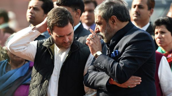 Indian Congress Party Vice-President Rahul Gandhi (L) talks with  senior party leader Anand Sharma after meeting President Pranab Mukherjee at the Presidential Palace in New Delhi on December 16, 2016. - Sputnik International