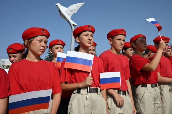 Members of the "Young Guard - Youth Army" military-patriotic movement during Flag Day celebrations in Donetsk, DPR. - Sputnik International