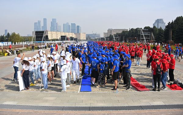 People form a flash mob dedicated to National Flag Day on Poklonnaya Hill in Moscow. - Sputnik International