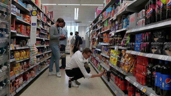 Shoppers buy food in a supermarket in London - Sputnik International