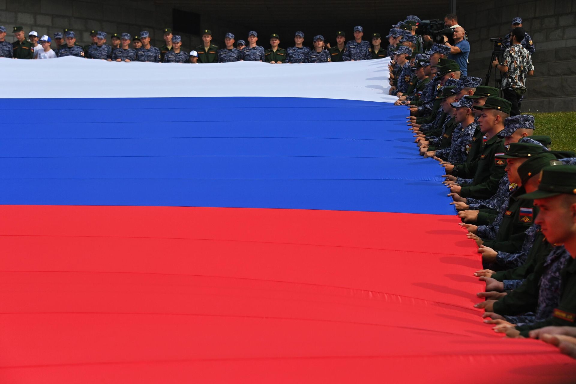 Russian servicemen and the National Guard unfurled a 1,000-square-meter tricolor on National Flag Day near the Victory Museum in Moscow. - Sputnik International, 1920, 22.08.2022