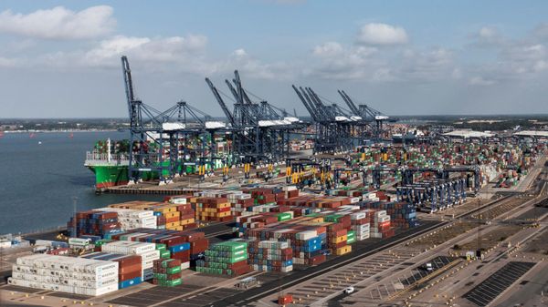 An aerial photograph taken on August 22, 2022 shows the Ever Alot container ship docked by stopped container loading cranes at the empty UK's largest freight port, in Felixstowe, during a dock workers eight-day strike over pay. - Sputnik International