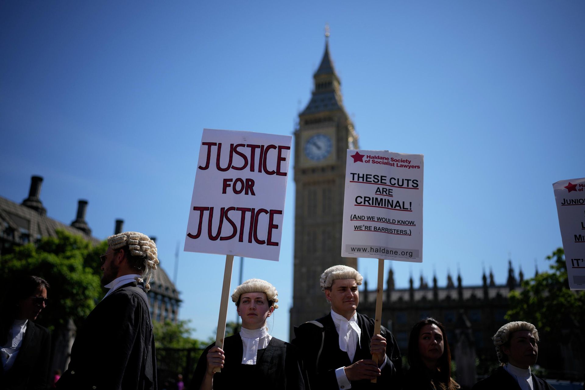 Barristers protest over pay outside the Houses of Parliament - Sputnik International, 1920, 17.12.2022