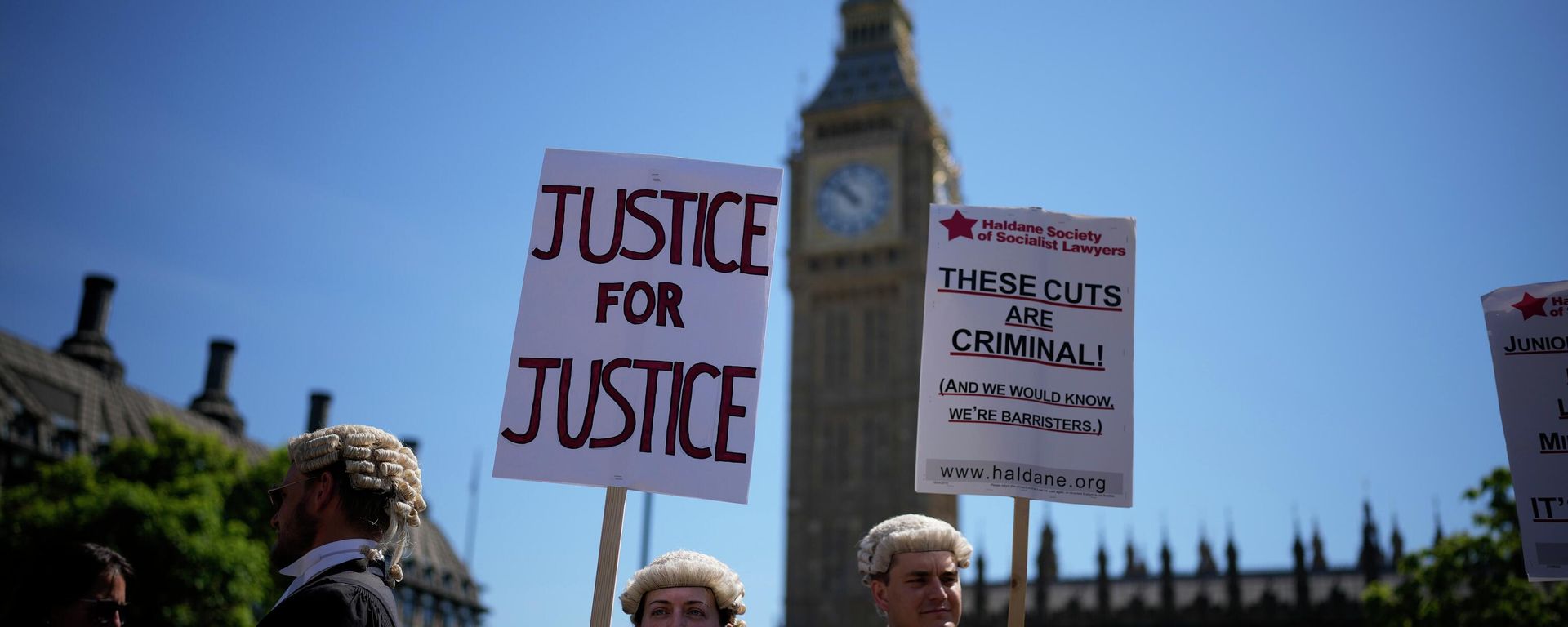 Barristers protest over pay outside the Houses of Parliament - Sputnik International, 1920, 13.05.2025