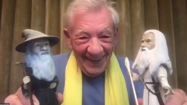 Sir Ian McKellen speaks to Russian pranksters posing as the Ukrainian president. Screenshot. - Sputnik International