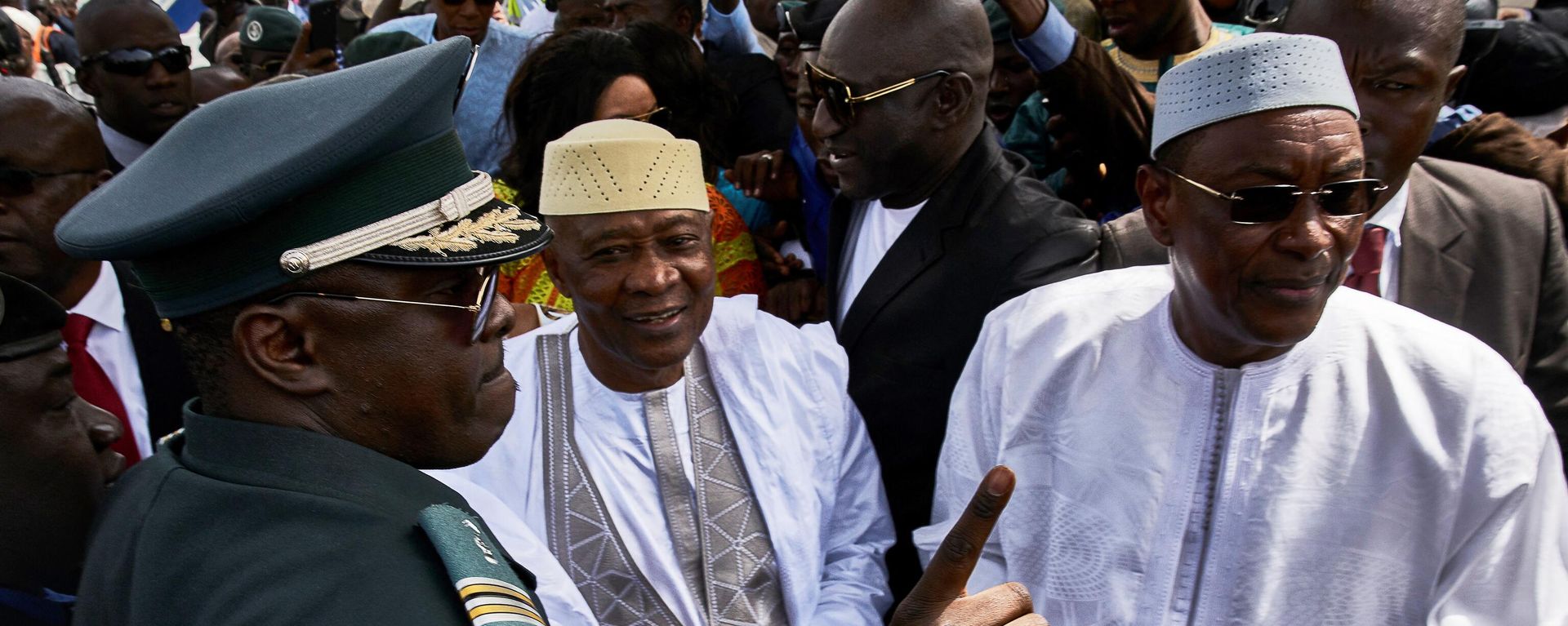Malian former president Amadou Toumani Toure (2nd L) looks on flanked by Malian Prime Minister Abdoulaye Idrissa Maiga (R) after disembarking from a plane in Bamako on December 24, 2017 Malian former president Amadou Toumani Toure (2nd L) looks on flanked by Malian Prime Minister Abdoulaye Idrissa Maiga (R) after disembarking from a plane in Bamako on December 24, 2017 - Sputnik International, 1920, 23.08.2022