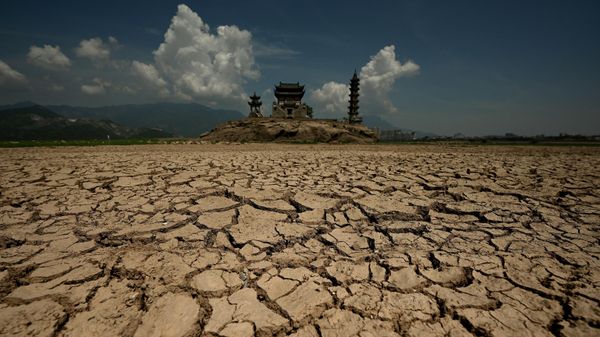 Caked mud is seen in the foreground past the usually half submerged in water Luoxing Dun, a small island with ancient temples on it, in China's largest freshwater Poyang Lake in Juijiang, China's central Jiangxi province on August 23, 2022.  - Sputnik International