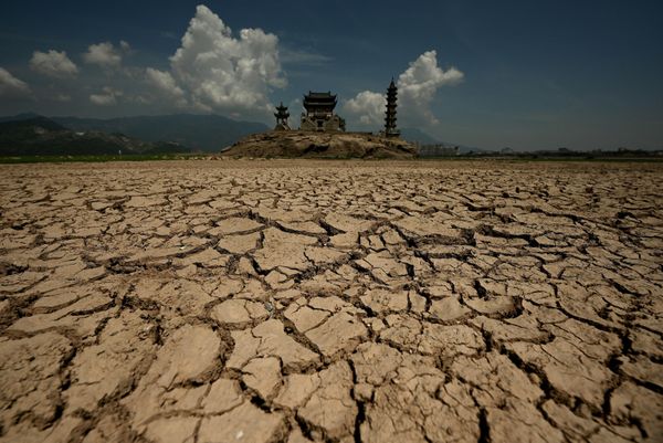 Caked mud is seen in the foreground past the usually half-submerged Luoxing Dun, a small island with ancient temples on it, in the large freshwater Lake Poyang in Juijiang, China's central Jiangxi province on August 23, 2022. - Sputnik International