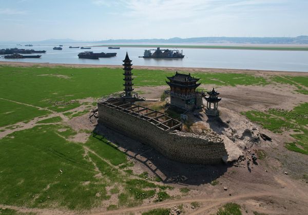 Usually half submerged in water, Luoxing Dun, a small island with ancient temples on it, can be seen in China's large freshwater Lake Poyang in Juijiang in the country’s central Jiangxi province. - Sputnik International