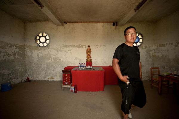 A man visits the usually half-submerged Luoxing Dun, a small island with ancient temples on it, in China's largest freshwater Lake Poyang in Juijiang - Sputnik International