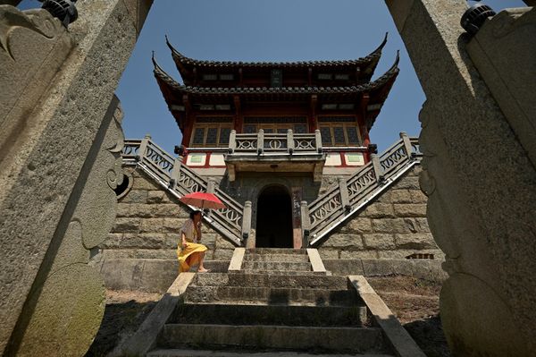Woman visits a temple on Luoxing Dun, a small island in China's large freshwater Lake Poyang in Juijiang - Sputnik International