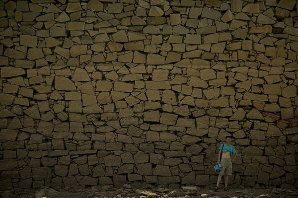 A man rests in the shade as he visits the usually half-submerged Luoxing Dun, a small island with ancient temples on it in Lake Poyang in Juijiang, China's central Jiangxi province - Sputnik International