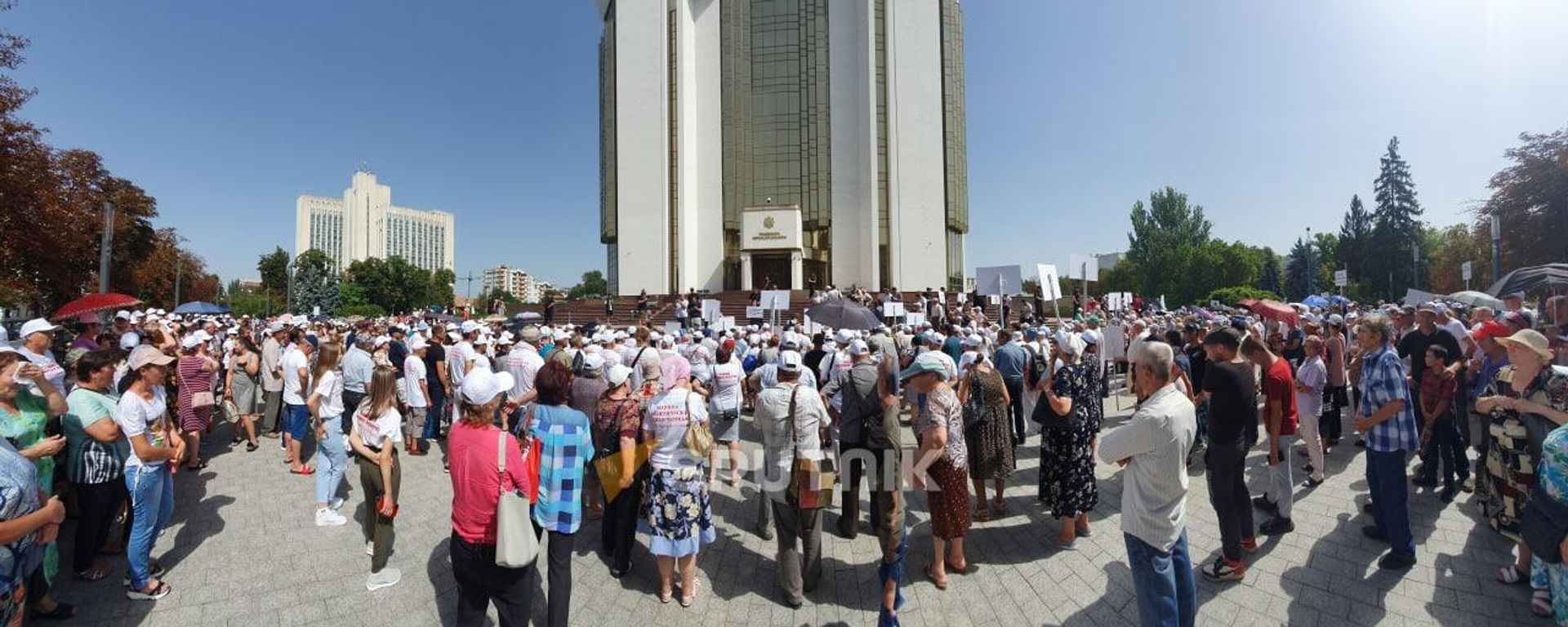 Sputnik Moldova Telegram photo of protest in Chisinau outside presidential administration. August 23, 2022. - Sputnik International, 1920, 04.08.2025
