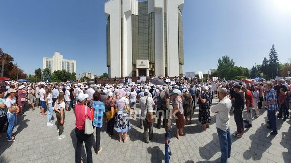 Sputnik Moldova Telegram photo of protest in Chisinau outside presidential administration. August 23, 2022. - Sputnik International