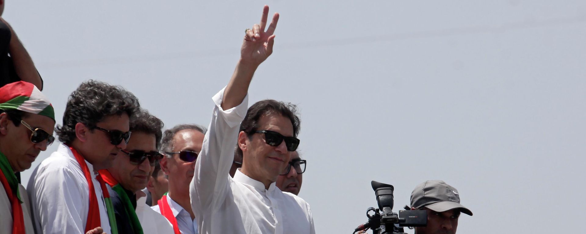 Ousted Pakistani Prime Minister Imran Khan gives the victory sign to supporters as he leads a march toward Islamabad, in Swabi, Pakistan, Wednesday, May 25, 2022. Ousted Pakistani Prime Minister Imran Khan gives the victory sign to supporters as he leads a march toward Islamabad, in Swabi, Pakistan, Wednesday, May 25, 2022. - Sputnik International, 1920, 23.10.2022