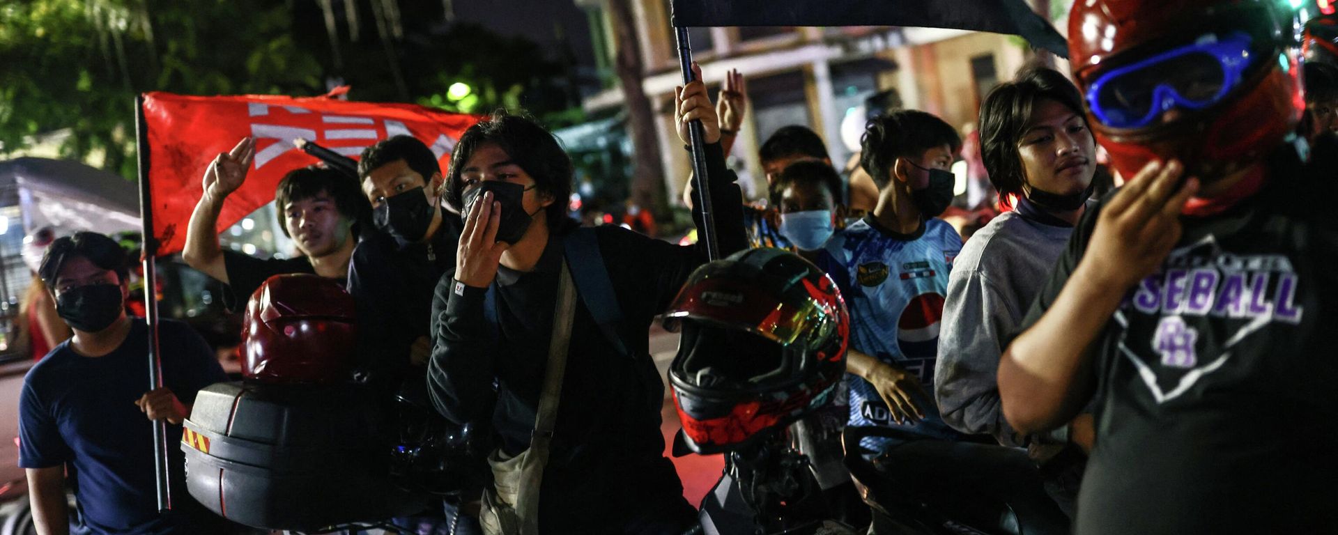 Protesters hold up the three-finger salute during a demonstration calling for the removal of Thailand's Prime Minister Prayut Chan-O-Cha at the Democracy Monument in Bangkok on August 23, 2022. Protesters hold up the three-finger salute during a demonstration calling for the removal of Thailand's Prime Minister Prayut Chan-O-Cha at the Democracy Monument in Bangkok on August 23, 2022. - Sputnik International, 1920, 23.08.2022