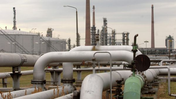 A Jan. 10, 2007 file photo shows a pumping station at the end of the Druzhba (Friendship) oil pipeline  in the eastern German refinery PCK Schwedt, background, in Schwedt.  - Sputnik International