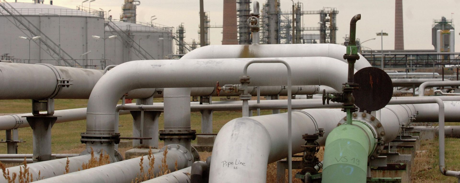 A Jan. 10, 2007 file photo shows a pumping station at the end of the Druzhba (Friendship) oil pipeline  in the eastern German refinery PCK Schwedt, background, in Schwedt.  - Sputnik International, 1920, 20.02.2023