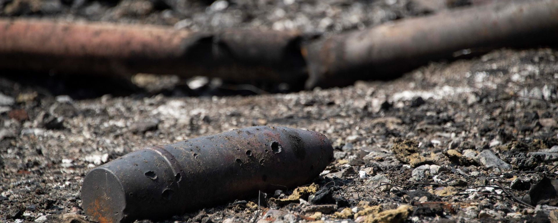 An unexploded shell is seen on the territory of the sunflower oil extraction plant damaged by shelling in the town of Pologi, Zaporozhye region. An unexploded shell is seen on the territory of the sunflower oil extraction plant damaged by shelling in the town of Pologi, Zaporozhye region. - Sputnik International, 1920, 21.09.2022