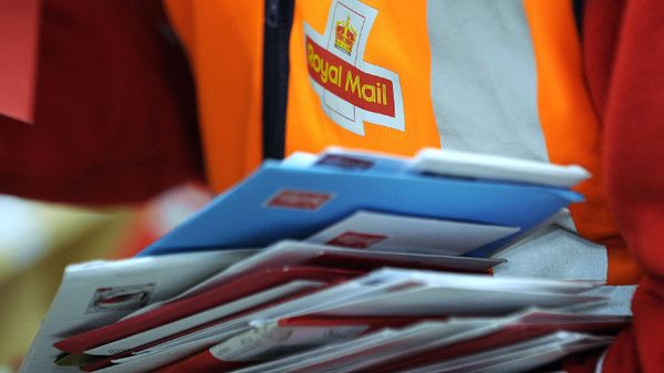 A worker sorts mail at the Royal Mail Distribution centre in Glasgow in what is traditionally the busiest day of the year for mail in the run up to Christmas on December 15, 2016 - Sputnik International