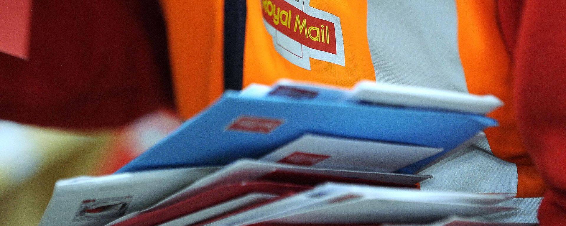 A worker sorts mail at the Royal Mail Distribution centre in Glasgow in what is traditionally the busiest day of the year for mail in the run up to Christmas on December 15, 2016 A worker sorts mail at the Royal Mail Distribution centre in Glasgow in what is traditionally the busiest day of the year for mail in the run up to Christmas on December 15, 2016 - Sputnik International, 1920, 31.08.2022