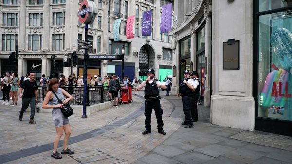 People walk in Oxford Circus, in London, Monday, July 19, 2021 - Sputnik International