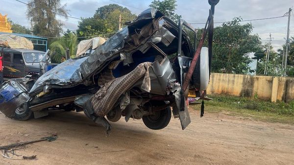 Nine people, including three children, were killed and 11 left injured in Tumakuru district of India's Karnataka state after a van carrying people collided with a lorry on a national highway. - Sputnik International