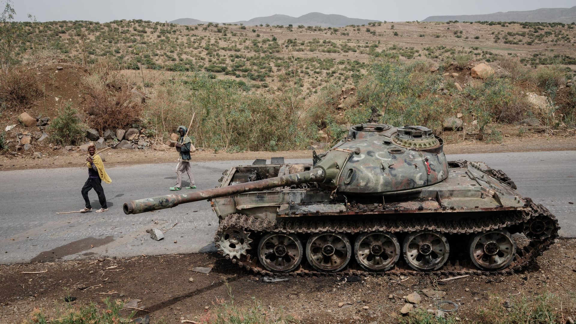 (FILES) In this file photo taken on June 20, 2021 Local farmers walk next to a tank of alledged Eritrean army that is abandoned along the road in Dansa, southwest of Mekele in Tigray region, Ethiopia. (FILES) In this file photo taken on June 20, 2021 Local farmers walk next to a tank of alledged Eritrean army that is abandoned along the road in Dansa, southwest of Mekele in Tigray region, Ethiopia. - Sputnik International, 1920, 25.08.2022