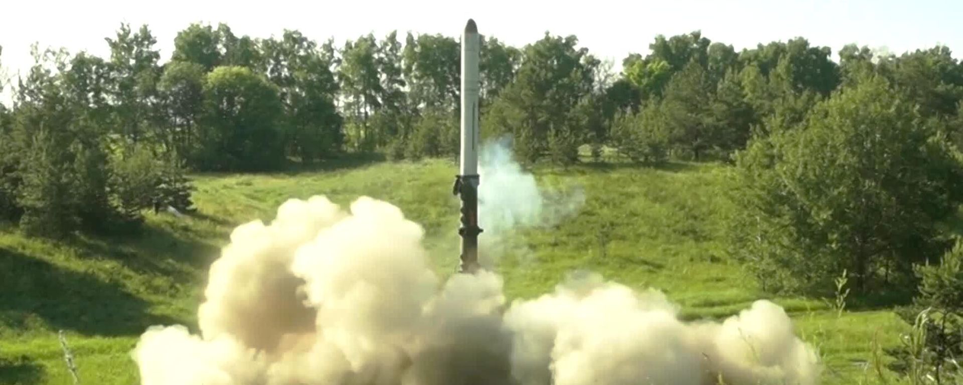 In this handout video grab released by the Russian Defence Ministry, Iskander short-range ballistic missile system is used in the course of Russia's military operation in Ukraine, at the unknown location In this handout video grab released by the Russian Defence Ministry, Iskander short-range ballistic missile system is used in the course of Russia's military operation in Ukraine, at the unknown location - Sputnik International, 1920, 25.08.2022