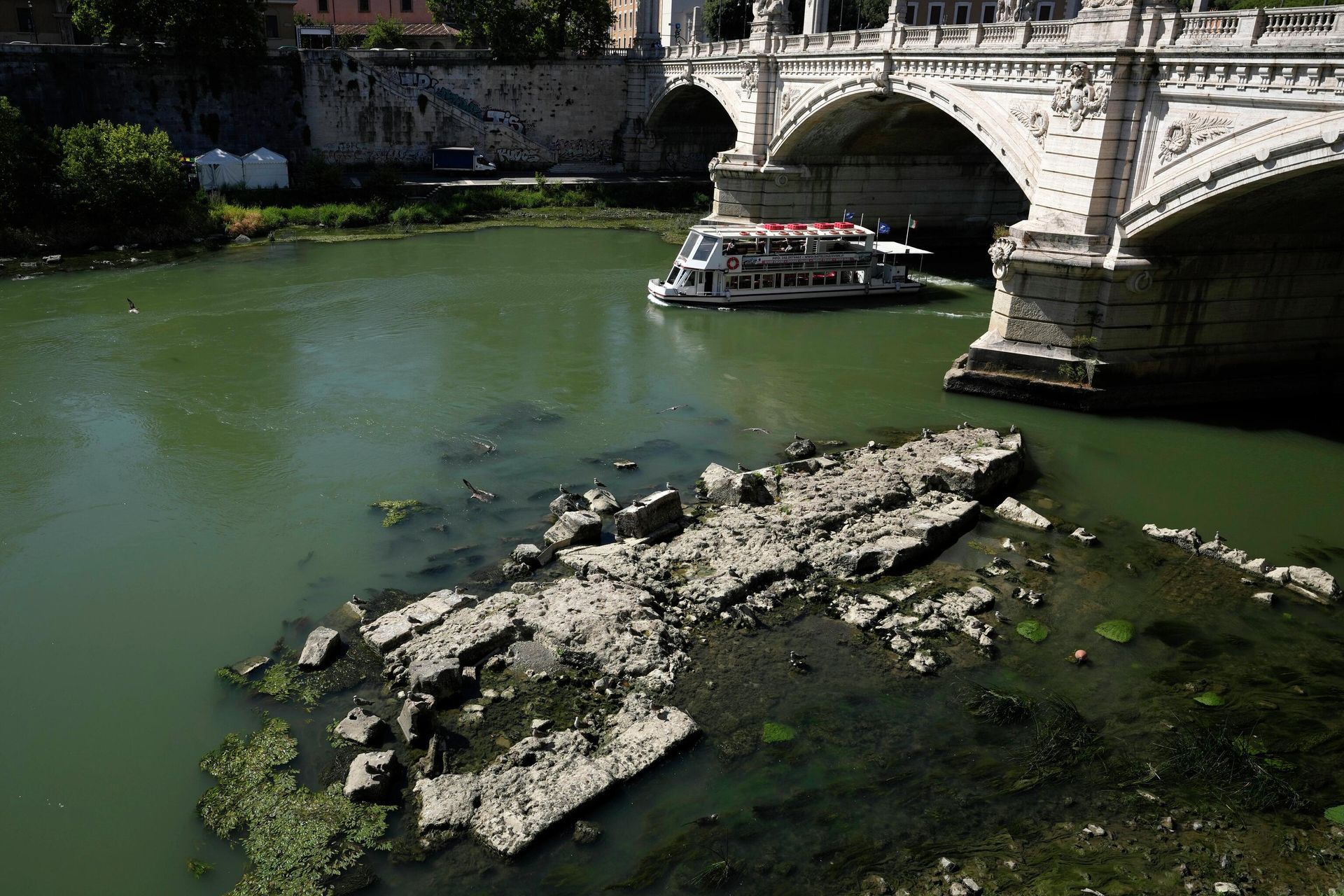 A boat passes by the ruins of the ancient Roman Neronian bridge, usually submerged by the Tiber, in Rome, Thursday, June 30, 2022 A boat passes by the ruins of the ancient Roman Neronian bridge, usually submerged by the Tiber, in Rome, Thursday, June 30, 2022 - Sputnik International, 1920, 25.08.2022