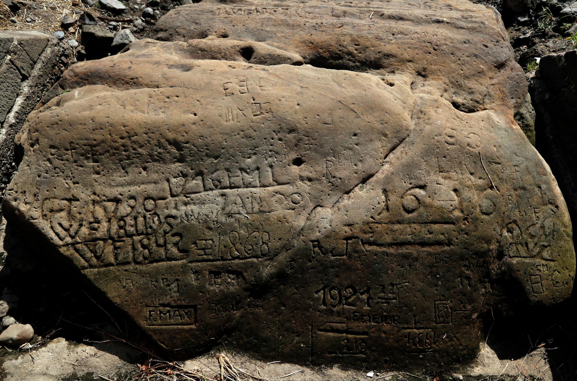 On of the so called hunger stones exposed by the low level of water in the Elbe river is seen in Decin, Czech Republic, Thursday, Aug. 23, 2018 On of the so called hunger stones exposed by the low level of water in the Elbe river is seen in Decin, Czech Republic, Thursday, Aug. 23, 2018 - Sputnik International, 1920, 25.08.2022