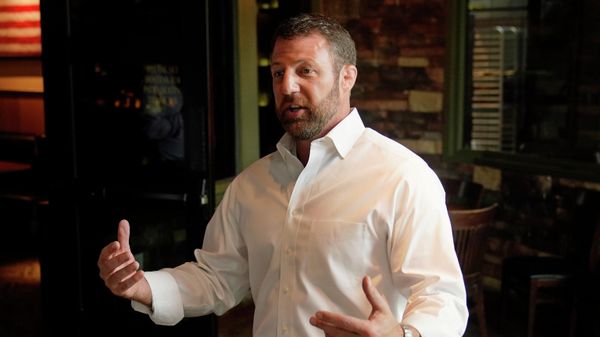 U.S. Rep. Markwayne Mullin, candidate in the Oklahoma Republican Primary runoff election for U.S. Senate, speaks with supporters Tuesday, Aug. 23, 2022, at a luncheon in Norman, Okla. - Sputnik International