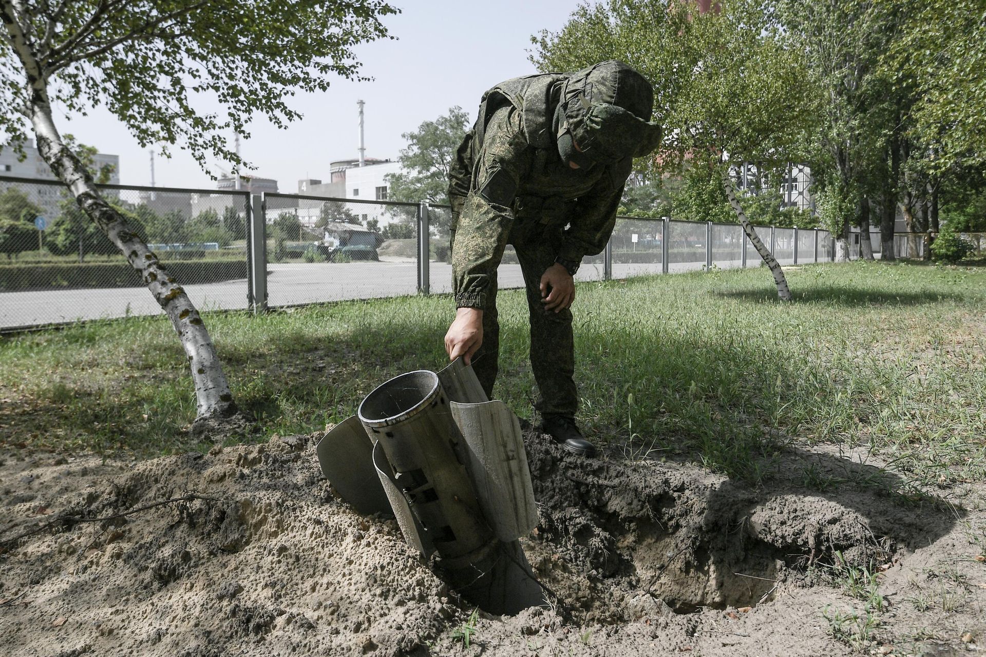A Russian serviceman inspects  a part of a shell on the territory of the Zaporozhye nuclear power plant, as Russia's military operation in Ukraine continues, in Energodar, Zaporizhzhia region, Ukraine - Sputnik International, 1920, 31.05.2023
