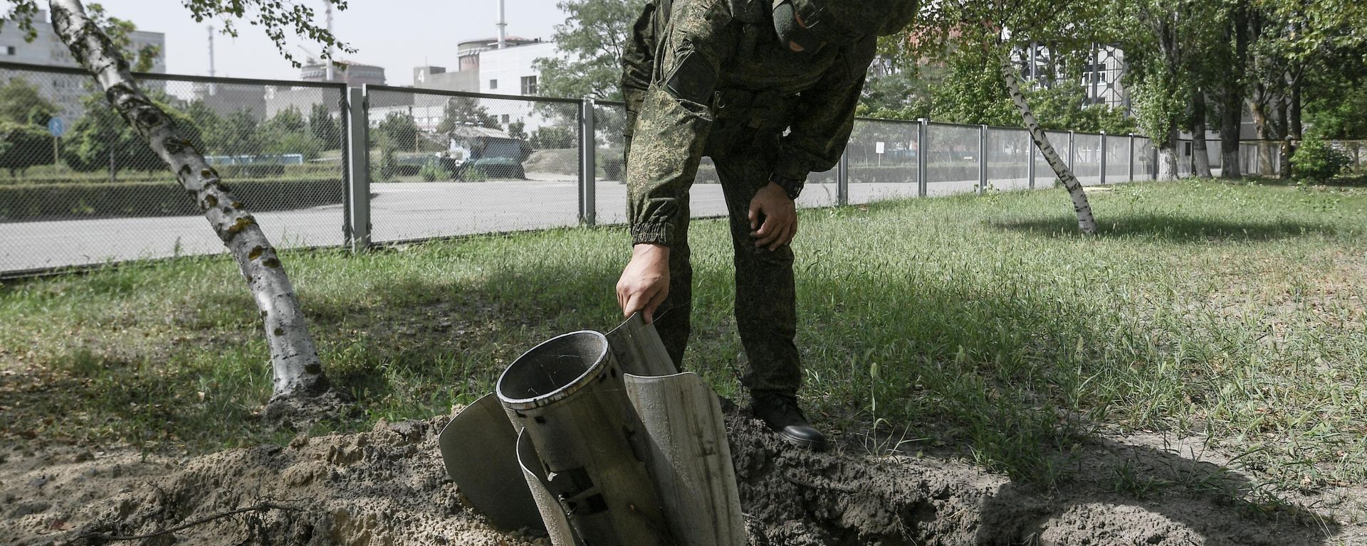 A Russian serviceman inspects a part of a shell on the territory of the Zaporozhye nuclear power plant, as Russia's military operation in Ukraine continues, in Energodar, Zaporizhzhia region, Ukraine A Russian serviceman inspects a part of a shell on the territory of the Zaporozhye nuclear power plant, as Russia's military operation in Ukraine continues, in Energodar, Zaporizhzhia region, Ukraine - Sputnik International, 1920, 28.08.2022