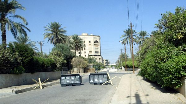 The blocked off residential street where the Australian Embassy is based (L, behind palm tree), Baghdad (File) - Sputnik International