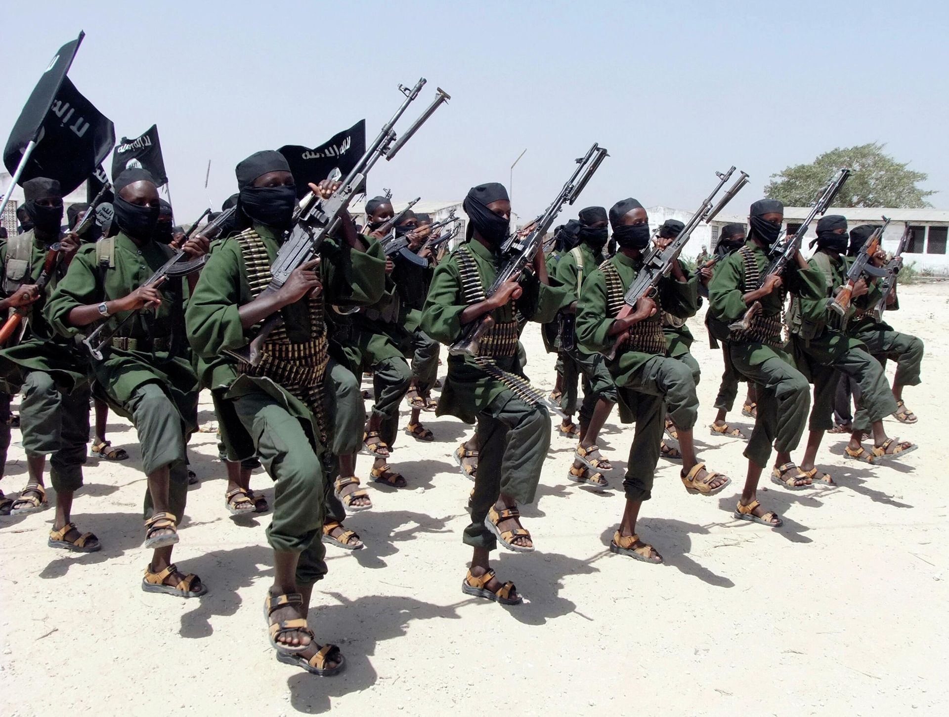 FILE---In this file photo of Thursday, Feb.17, 2011, Hundreds of newly trained Shabaab fighters perform military exercises in the Lafofe area some 18 km south of Mogadishu, Somalia FILE---In this file photo of Thursday, Feb.17, 2011, Hundreds of newly trained Shabaab fighters perform military exercises in the Lafofe area some 18 km south of Mogadishu, Somalia - Sputnik International, 1920, 26.08.2022