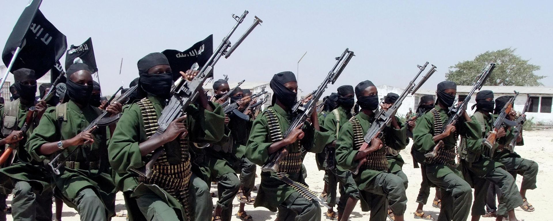 FILE---In this file photo of Thursday, Feb.17, 2011, Hundreds of newly trained Shabaab fighters perform military exercises in the Lafofe area some 18 km south of Mogadishu, Somalia FILE---In this file photo of Thursday, Feb.17, 2011, Hundreds of newly trained Shabaab fighters perform military exercises in the Lafofe area some 18 km south of Mogadishu, Somalia - Sputnik International, 1920, 26.12.2022