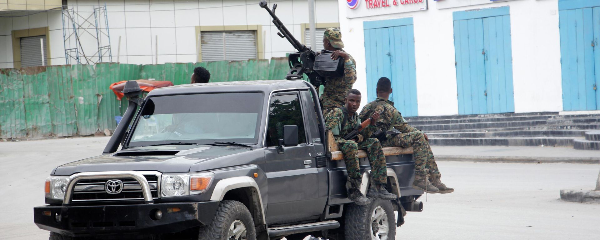 Soldiers patrol outside the Hayat Hotel in Mogadishu, Somalia, Saturday Aug, 20, 2022 Soldiers patrol outside the Hayat Hotel in Mogadishu, Somalia, Saturday Aug, 20, 2022 - Sputnik International, 1920, 27.11.2022