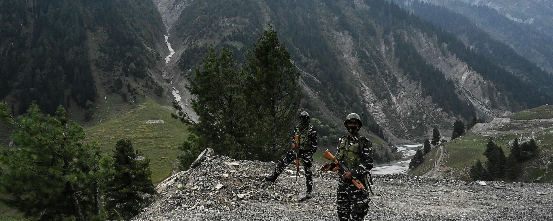 Indian paramilitary troopers stand guard near the entrance of the Zojila tunnel under construction which connects Srinagar to the union territory of Ladakh, at Baltal, some 93 km northeast of Srinagar, on September 28, 2021. Indian paramilitary troopers stand guard near the entrance of the Zojila tunnel under construction which connects Srinagar to the union territory of Ladakh, at Baltal, some 93 km northeast of Srinagar, on September 28, 2021. - Sputnik International, 1920, 13.09.2022