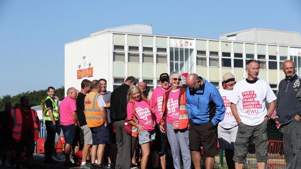 Striking Royal Mail postal workers gather at a picket line outside the Basingstoke delivery office - Sputnik International