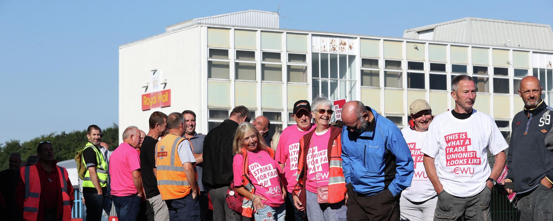 Striking Royal Mail postal workers gather at a picket line outside the Basingstoke delivery office Striking Royal Mail postal workers gather at a picket line outside the Basingstoke delivery office - Sputnik International, 1920, 26.08.2022
