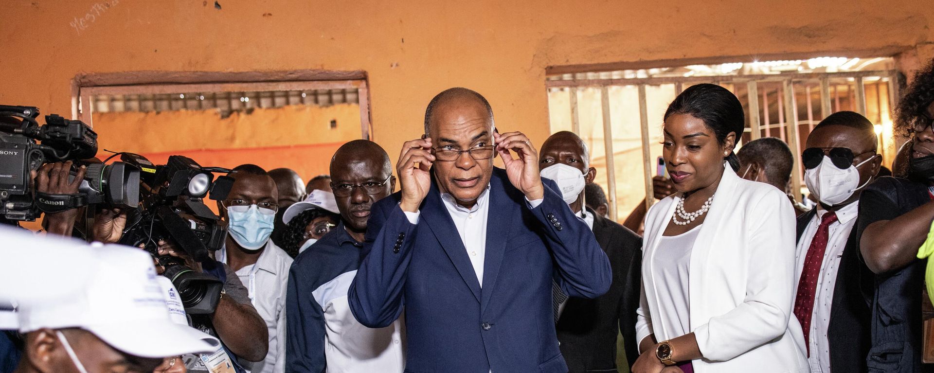 Leader of the opposition party, The National Union for the Total Independence of Angola(UNITA), Adalberto Costa Junior (C), arrives to vote, at a polling station in Luanda on August 24, 2022. Leader of the opposition party, The National Union for the Total Independence of Angola(UNITA), Adalberto Costa Junior (C), arrives to vote, at a polling station in Luanda on August 24, 2022. - Sputnik International, 1920, 27.08.2022
