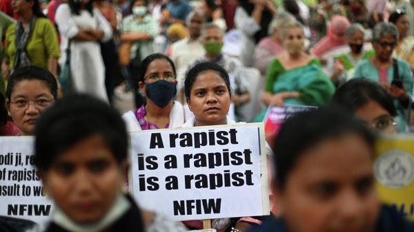 Demonstrators hold placards during a protest against the release of men convicted of gang-raping of Bilkis Bano during the 2002 communal riots in Gujarat, in  New Delhi on August 27, 2022. - Sputnik International
