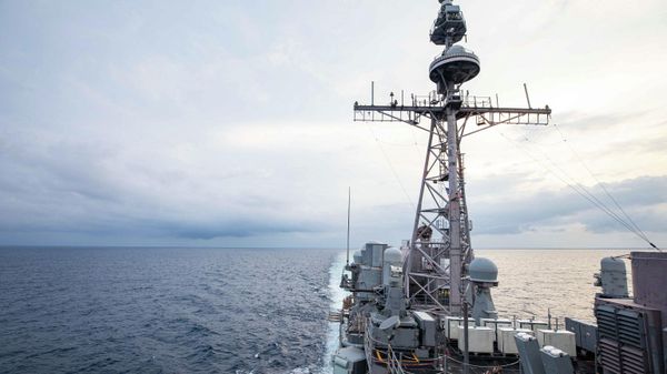 In this handout image courtesy of the US Navy taken on August 28, 2022 the Ticonderoga-class guided-missile cruiser USS Chancellorsville (CG 62) transits the East China Sea in the Taiwan Strait during routine underway operations - Sputnik International