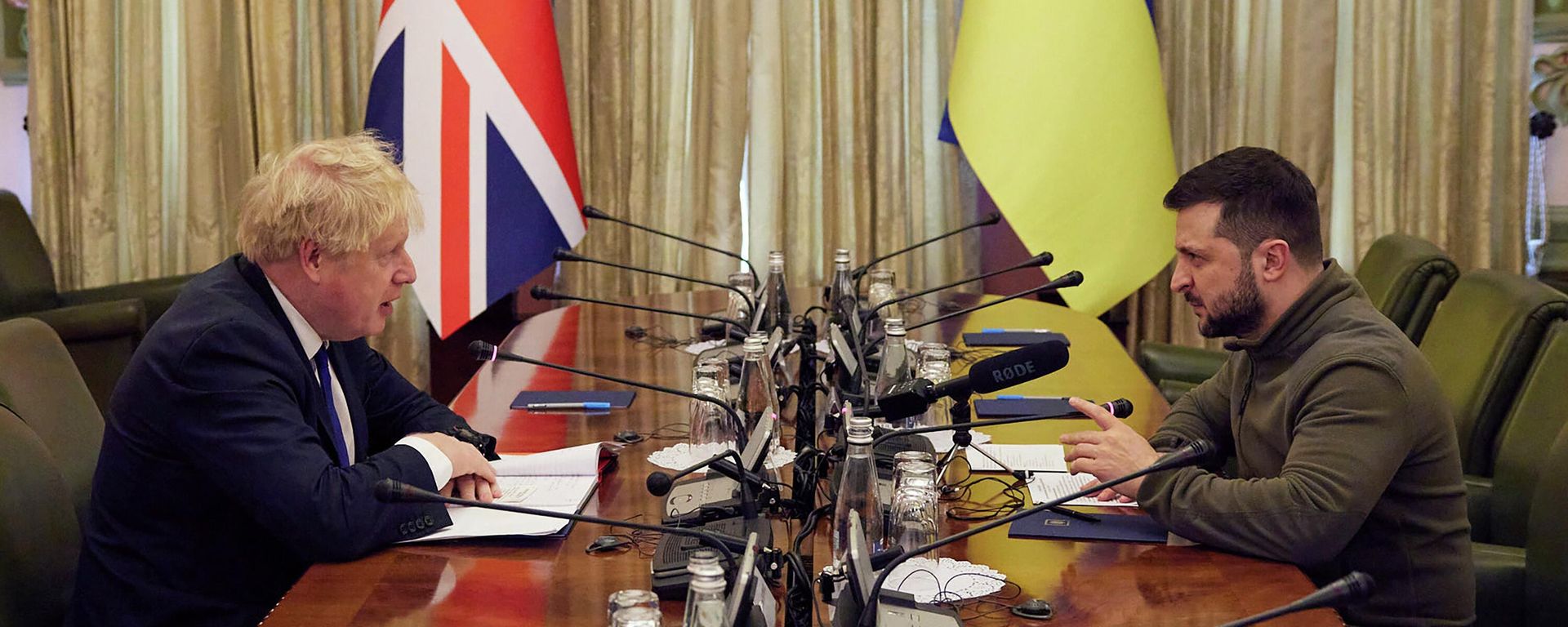 In this image provided by the Ukrainian Presidential Press Office, Ukrainian President Volodymyr Zelenskyy, right, and Britain's Prime Minister Boris Johnson speak, during their meeting in Kyiv, Ukraine, Saturday, April 9, 2022.  Johnson has traveled to Ukraine to meet with President Volodymyr Zelenskyy in show of solidarity. The two leaders meeting Saturday discussed the “U.K.’s long term support to Ukraine’’ including a new package of financial and military aid, the prime minister’s office said.  (Ukrainian Presidential Press Office via AP) - Sputnik International, 1920, 28.08.2022