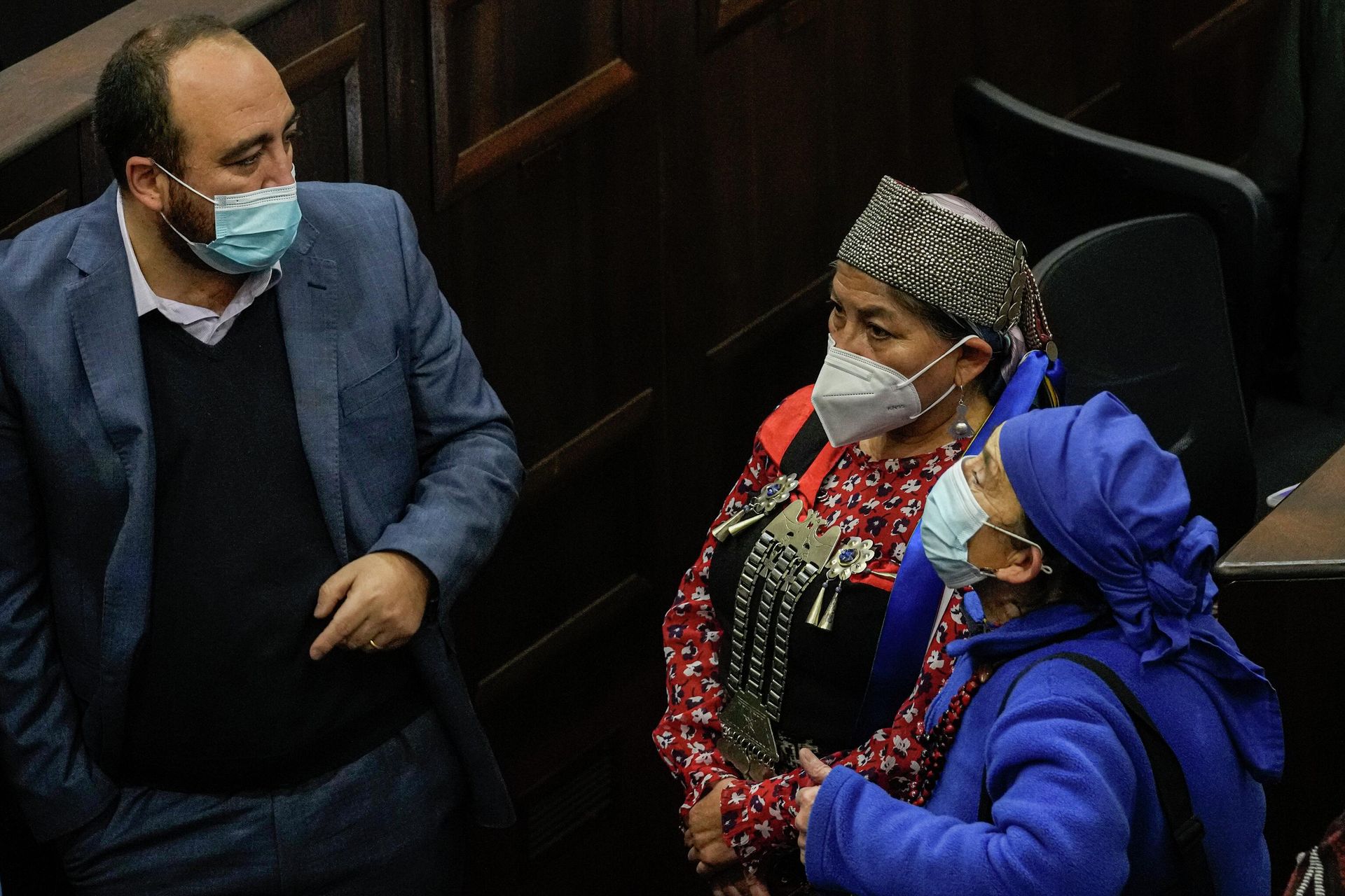 Indigenous Mapuche Constituent Assembly representative Elisa Loncon, center, and Francisca Linconao talk with fellow representative Fuad Chahin prior to the vote on the constitutional reforms in the Chilean Constitutional Convention at the former National Congress in Santiago, Chile, Thursday, June 2, 2022. Indigenous Mapuche Constituent Assembly representative Elisa Loncon, center, and Francisca Linconao talk with fellow representative Fuad Chahin prior to the vote on the constitutional reforms in the Chilean Constitutional Convention at the former National Congress in Santiago, Chile, Thursday, June 2, 2022. - Sputnik International, 1920, 29.08.2022