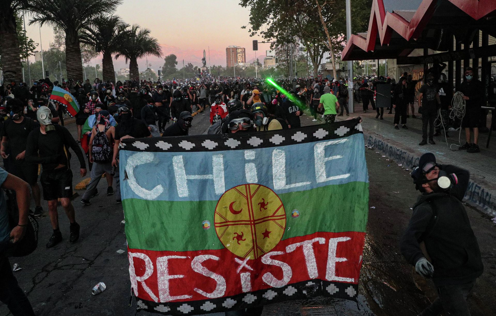 An anti-government protester holds a Mapuche flag during a demonstration against police after an officer was accused of allegedly pushing a youth off a bridge during a previous protest in Santiago, Chile, Friday, Oct. 9, 2020. An anti-government protester holds a Mapuche flag during a demonstration against police after an officer was accused of allegedly pushing a youth off a bridge during a previous protest in Santiago, Chile, Friday, Oct. 9, 2020. - Sputnik International, 1920, 29.08.2022