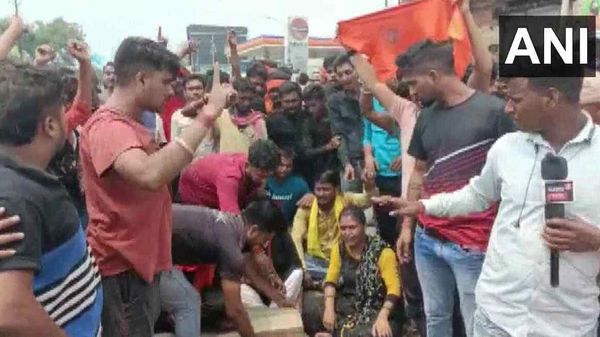 People protest in Jharkhand's Dumka district after the class 12 student succumbed to burn injuries on Sunday  - Sputnik International