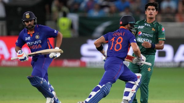 Pakistan's Naseem Shah, right, watches as India's captain Rohit Sharma, left, and Virat Kohli run between the wickets to score during the T20 cricket match of Asia Cup between India and Pakistan, in Dubai, United Arab Emirates, Sunday, Aug. 28, 2022 Pakistan's Naseem Shah, right, watches as India's captain Rohit Sharma, left, and Virat Kohli run between the wickets to score during the T20 cricket match of Asia Cup between India and Pakistan, in Dubai, United Arab Emirates, Sunday, Aug. 28, 2022 - Sputnik International