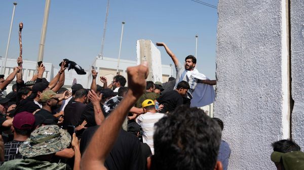 Supporters of Shiite cleric Muqtada al-Sadr try to remove concrete barriers in the Green Zone area of Baghdad, Iraq, Monday, Aug. 29, 2022.  - Sputnik International